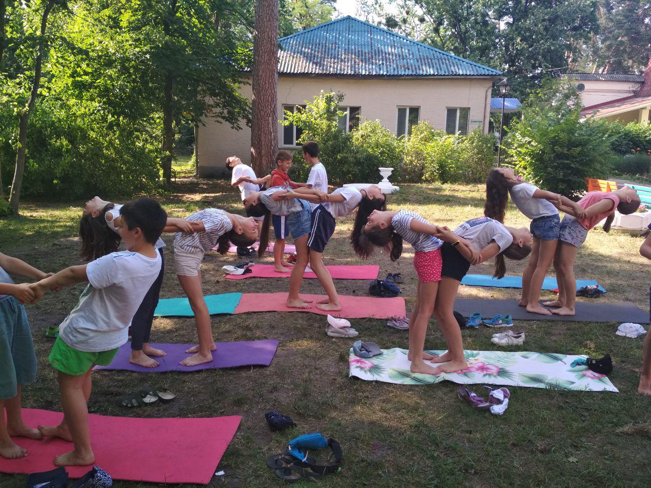 Йога, стретчинг, медитация - отличные способы для того, чтобы подготовиться к насыщенному дню в детском лагере